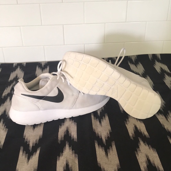 White Roshe 1 - Picture 3 of 5